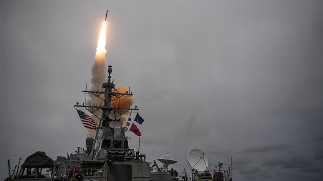 Americk torpdoborec USS Donald Cook (DDG 75) odpaluje antiraketu SM-3 bhem cvien Formidable Shield u Skotska