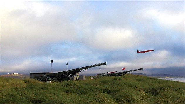 Raketov ter Firejet simulujc neptelsk stely bhem cvien protiraketov obrany NATO u Skotska