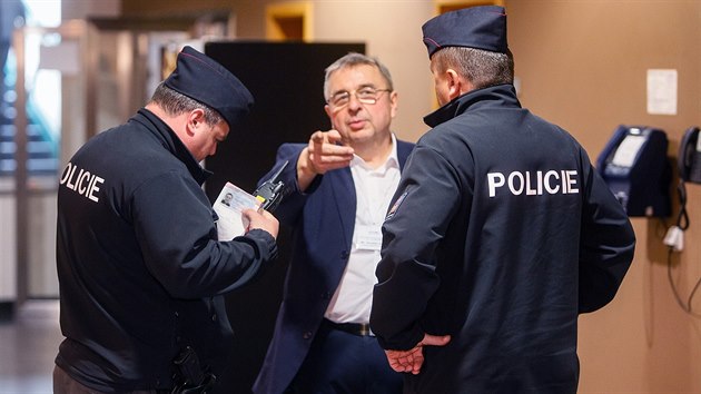 Tajemník SPD Jaroslav Staník (uprosted) nechal pivolat policii, aby odvedla...