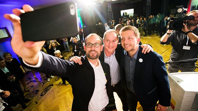Jan Farsk (zleva), Petr Gazdk a Vt Rakuan ve volebnm tbu STAN v Praze. (21. jna 2017)
