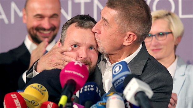 Andrej Babi lb marketingovho stratga Marka Prchala na tiskov konferenci hnut ANO k vsledkm voleb do Poslaneck snmovny. (21. jna 2017)