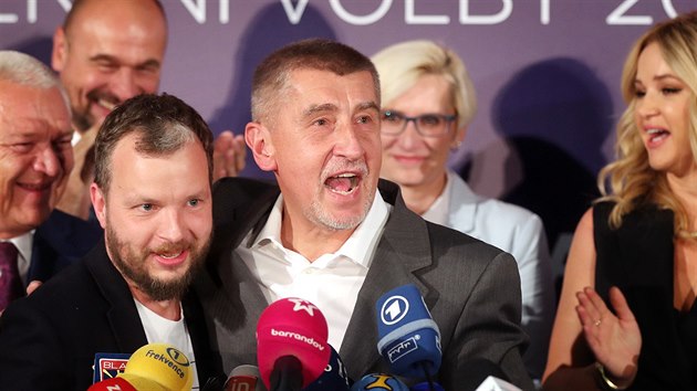 Pedseda hnut ANO Andrej Babi se raduje z vtzstv ve volbch do Poslaneck snmovny. (21. jna 2017)