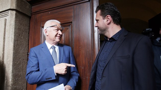 Jaroslav Faltýnek a Radek Vondráček (oba ANO) přicházejí na povolební vyjednávání s hnutím SPD Tomia Okamury. (26. října 2017)
