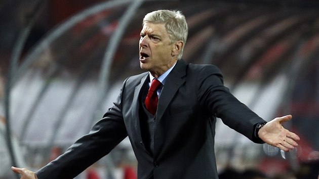 Trenr Arsenalu Arsne Wenger bhem utkn Evropsk ligy na hiti Crven zvezdy Blehrad.