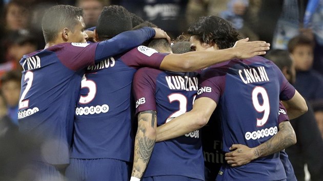 Fotbalisté Paříže se radují ze vstřeleného gólu v utkání s Marseille ve francouzské lize.