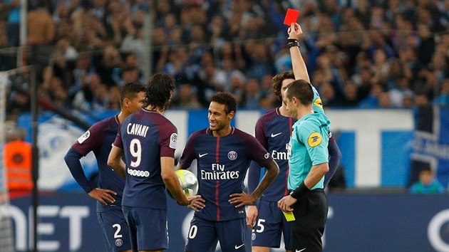 A TO MYSLÍŠ VÁŽNĚ? Neymar se červené kartě, kterou mu v utkání Marseille-PSG udělil rozhodčí Ruddy Buquet, směje.