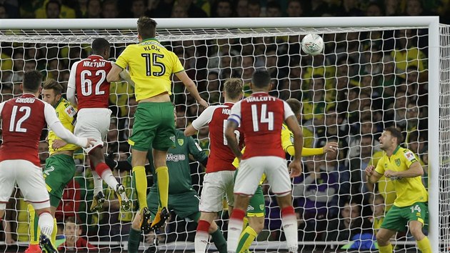 MEZI DVMA. Eddie Nketiah (s slem 62) skruje hlavou za Arsenal v utkn Ligovho pohru proti Norwichi.