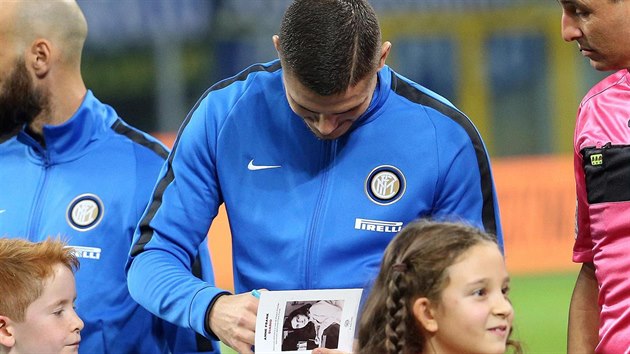 Kapitán Interu Milán Mauro Icardi s deníkem Anny Frankové před utkáním italské ligy. Podepisuje ho pro děti, kterým výrisk následně daroval.