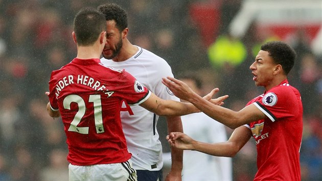 EMOCE, EMOCE, EMOCE. Ander Herrera z Manchesteru United a Mousa Dembele z Tottenhamu se do sebe pustili pi utkn anglick fotbalov ligy.