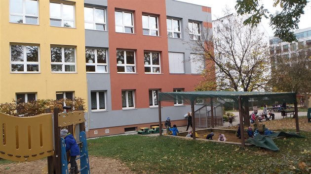Pozemek v Nádražní je nabízen k pronájmu. Propojen je s barevnou budovou školky.