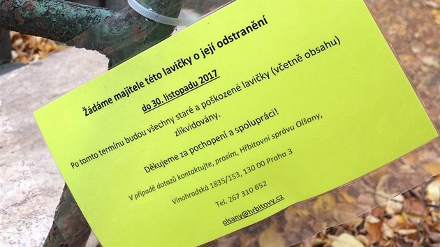 Žlutými visačkami rozvěšenými po areálu vyzývá správa Olšanských hřbitovů návštěvníky k odstranění nepovolených laviček.