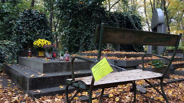 Žlutými visačkami rozvěšenými po areálu vyzývá správa Olšanských hřbitovů návštěvníky k odstranění nepovolených laviček.