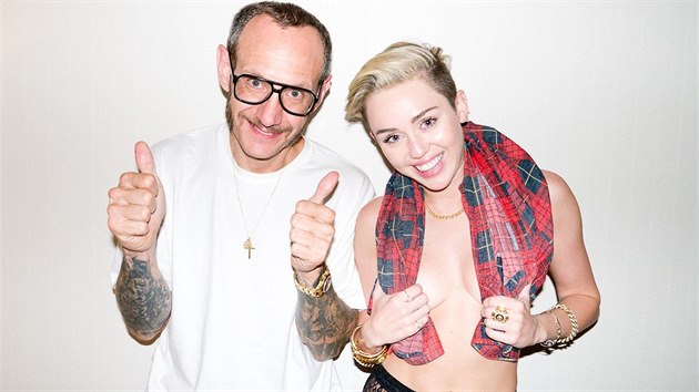 Chlípný fotograf Terry Richardson společně se zpěvačkou Miley Cyrusovou