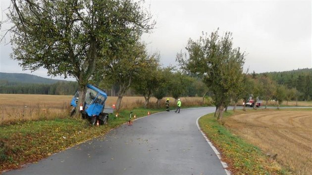 idi multikry vyjel pobl Vacova ze silnice a narazil do stromu.