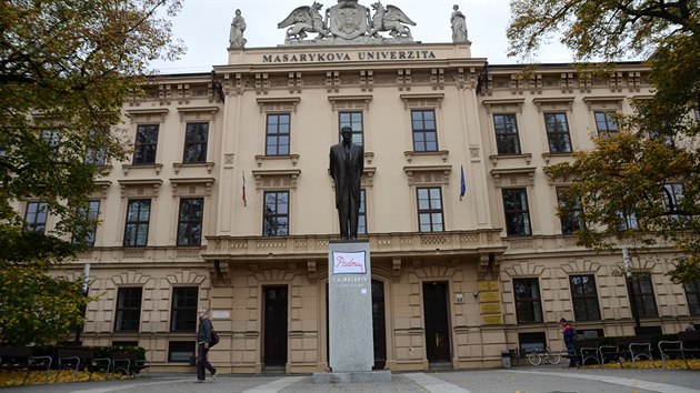 ensk uskupen Uasl umstilo na sochu T. G. Masaryka ped brnnskou lkaskou fakultou deku s npisem Padnu.