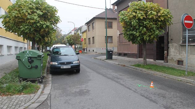 Cyklistka, kter v Hodonn odboovala do jednosmrky a nedala pednost, se srazila se kolkem jedoucm rovn na kole. Zatmco chlapec s ponienm bicyklem zstal po stetu na zemi, ena z msta ujela.