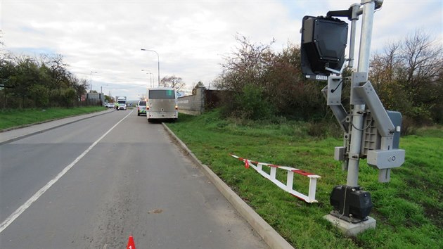 Linkov autobus s dtmi jedoucmi do koly ve Vykov uvzl na elezninm pejezdu, srce s vlakem se idi vyhnul proraenm zvory. (24. 10. 2017)