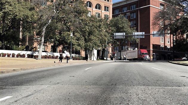 Místo inu Dallas, Dealey Plaza, ulice Elm Street, 22. listopadu 1963. Je 12:30...