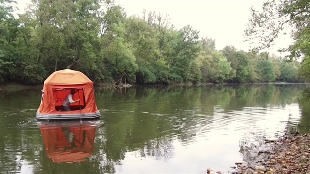 Nafukovac stan si zachovv vlastnosti raftu, po vod se s nm tedy lze i pohybovat (vrchn st lze ppadn pro lep manipulaci vyfouknout).