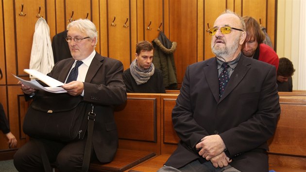 Jan Škurek (vlevo) a Rudolf Doucha u soudu zabývající se kauzou privatizace OKD (27. října 2017)