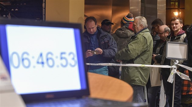 Na otevření krajského úřadu v Jihlavě čekalo 20. října s žádostí o dotaci na nový kotel asi 300 lidí, někteří i několik hodin.
