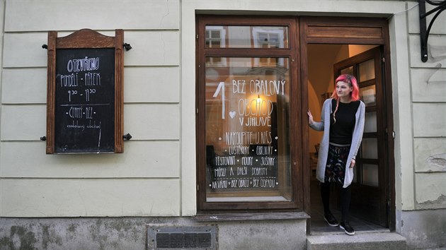 Kl�ra �ern� v kr�mku �ern� bez, kde prod�v� sypan� potraviny do obal�, kter� si kupuj�c� p�inesou.