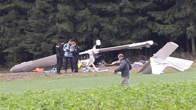 Letadlo se zřítilo na louku u lesa, po dopadu se převrátilo na kokpit. Dvě těžce zraněné muže museli hasiči z vraku vystříhat.
