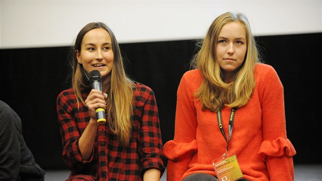 Youtuberky Lucie a Nicole na jihlavskm Mezinrodnm festivalu dokumentrnch film diskutovaly s divky a setkaly se i se svmi fanouky a fanynkami.