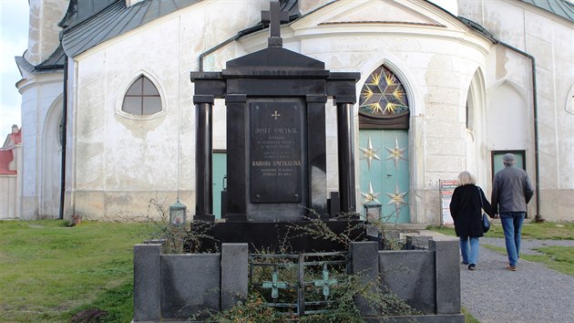 Město na své náklady přemístí pomník rodiny továrníka Josefa Smeykala.