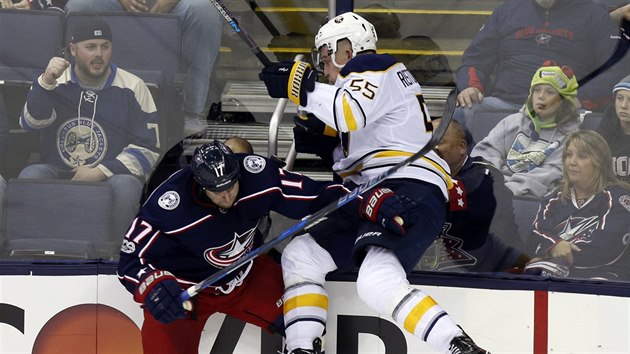 Brandon Dubinsky (vlevo) z Columbusu a Rasmus Ristolainen z Buffala v souboji u mantinelu.