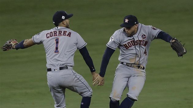 George Springer a Carlos Correa slav vtzstv Houston Astros v druhm utkn Svtov srie.