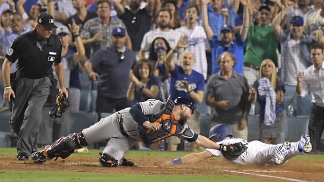 Momentka z utkn Svtov srie mezi Los Angeles Dodgers a Houston Astros.