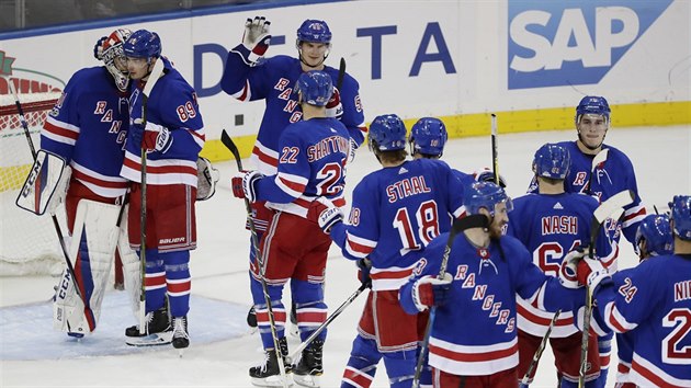 Hokejisté New York Rangers se radují z vítězství, pochvaly sbírá brankář Ondřej Pavelec.