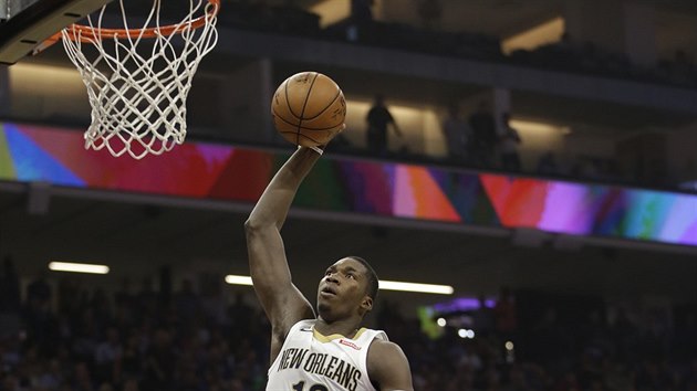 Cheick Diallo z New Orleans zakonuje v utkn se Sacramentem.