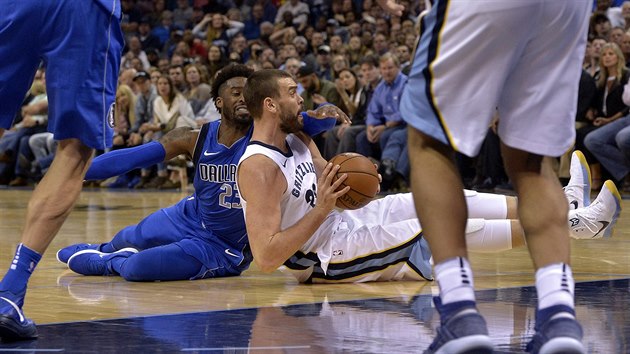 Wesley Matthews z Dallasu (vlevo) a Marc Gasol z Memphisu bojuj na palubovce o m.