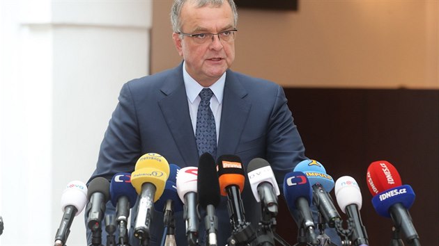 Předseda TOP 09 Miroslav Kalousek na tiskové konferenci oznamuje, že na listopadovém sněmu nebude kandidovat na žádnou funkci. (24. 10. 2017)