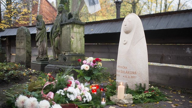 Odhalení pomníku zpěvačky Jarmily Šulákové na Valašském Slavíně ve skanzenu v Rožnově pod Radhoštěm