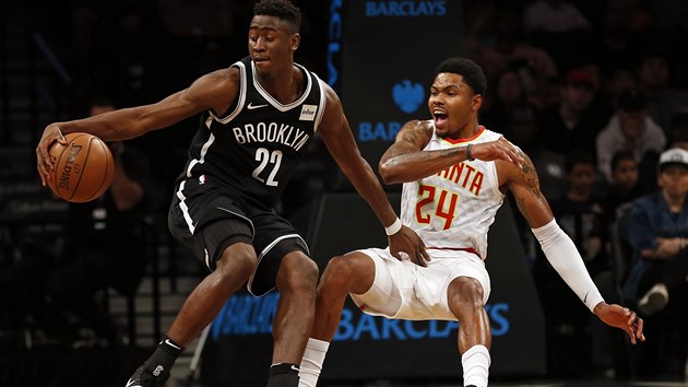 Kent Bazemore (vpravo) z Atlanty sleduje, co provede s mem Caris LeVert z Brooklynu.