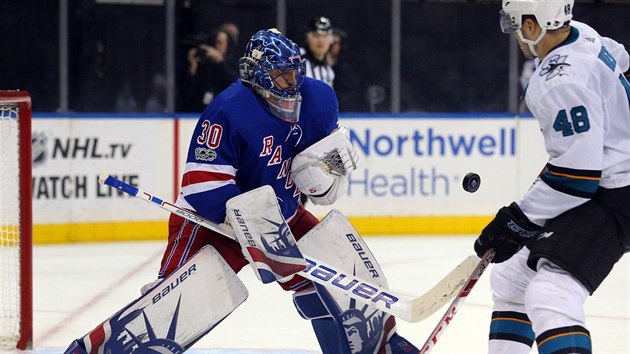 Tom Hertl ze San Jose v anci ped brankem  Henrikem Lundqvistem z New York Rangers.