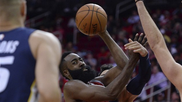 James Harden z Houstonu stl na ko Memphisu.