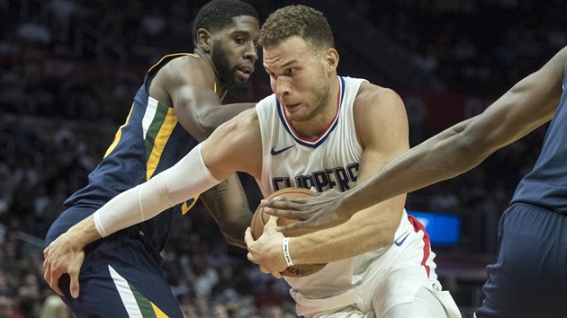 Blake Griffin z Los Angeles Clippers prochz mezi brncmi hri Utahu.