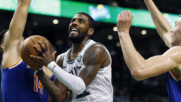 Kyrie Irving z Bostonu se sna prosadit mezi brncmi Willy Hernangomezem (vlevo) a Kristapsem Porzingisem z NEw York Knicks.