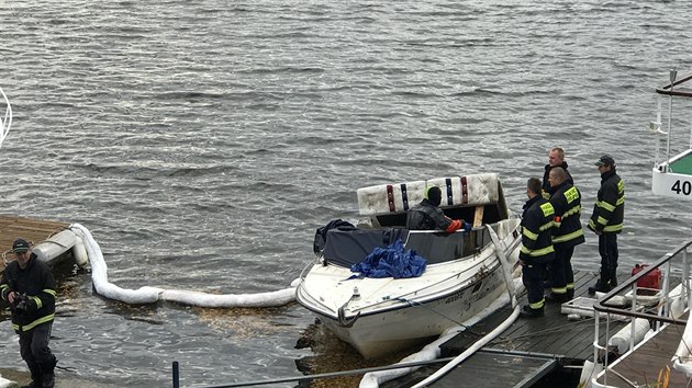 Potpi pi vyzvedvn lunu, kter se potopil na behu Vltavy v Davli. (22.10.2017)