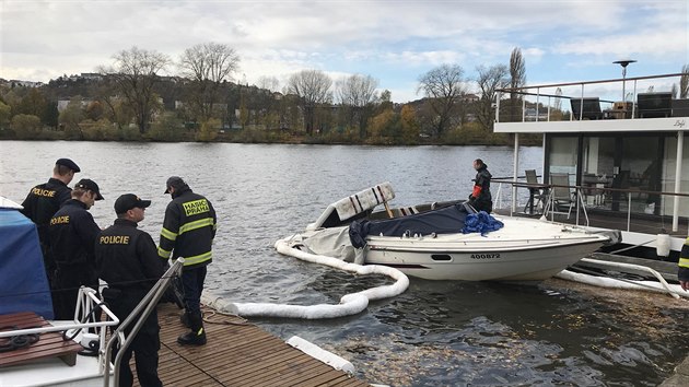 Potpi pi vyzvedvn lunu, kter se potopil na behu Vltavy v Davli. (22.10.2017)