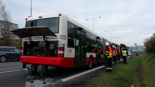 Ranní dopravu na Jižní spojce zkomplikoval poškozený autobus MHD (24.10.2017)