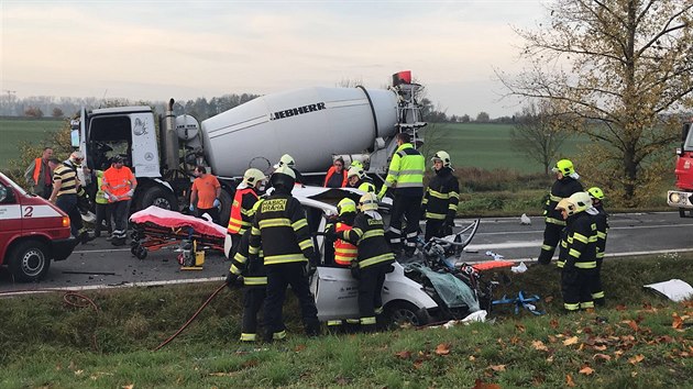 U Hostivic u Prahy se srazilo auto s domchvaem betonu. (26.10.2017)