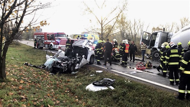 U Hostivic u Prahy se srazilo auto s domchvaem betonu. (26.10.2017)