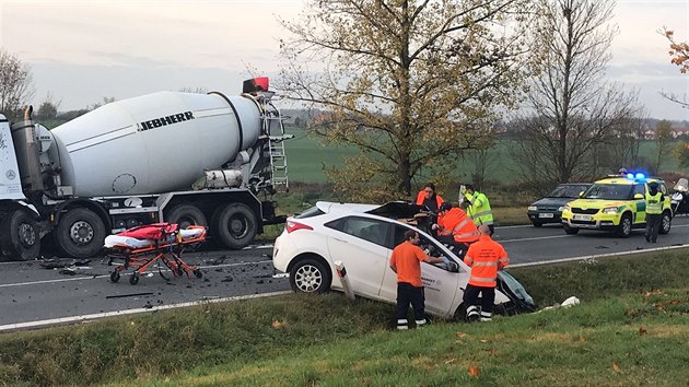 U Hostivic u Prahy se srazilo auto s domchvaem betonu. (26.10.2017)