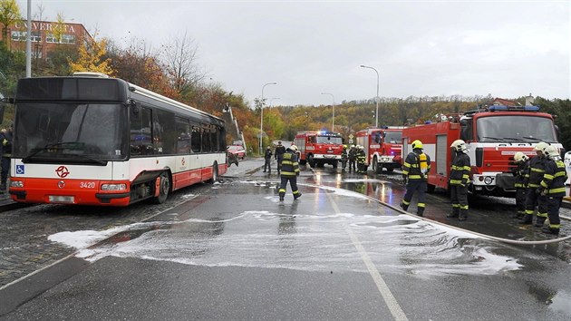 Prat hasii zasahovali u poru autobusu v Jinonicch. (27.10.2017)