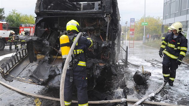 Prat hasii zasahovali u poru autobusu v Jinonicch. (27.10.2017)